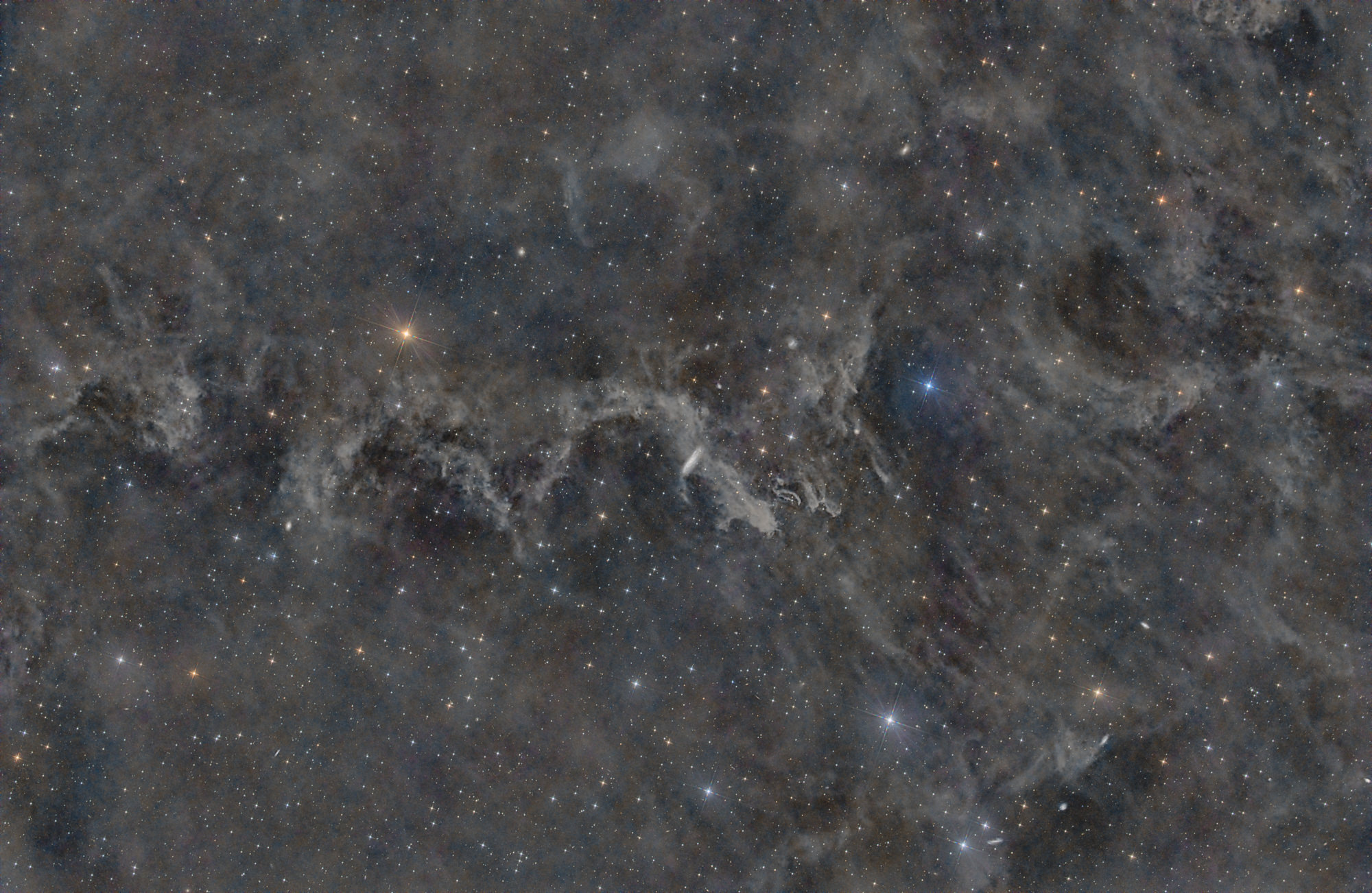 Im Sternbild Pegasus befindet sich die Balkenspiralgalaxie NGC 7497 umgeben von der Molekülwolke MBM 54.